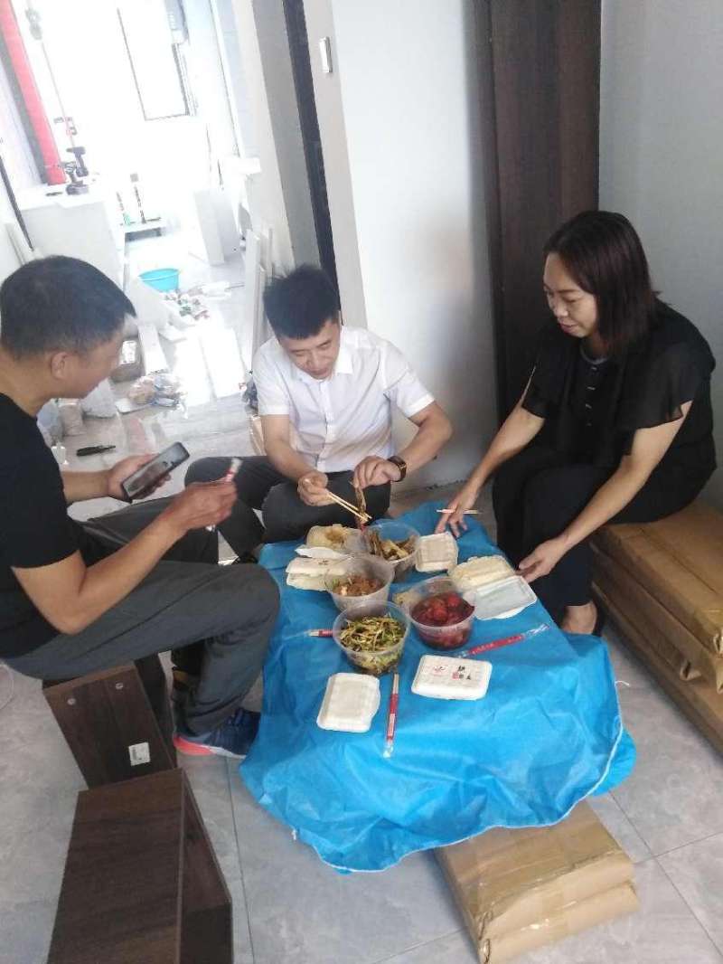 客户为工人提供午餐